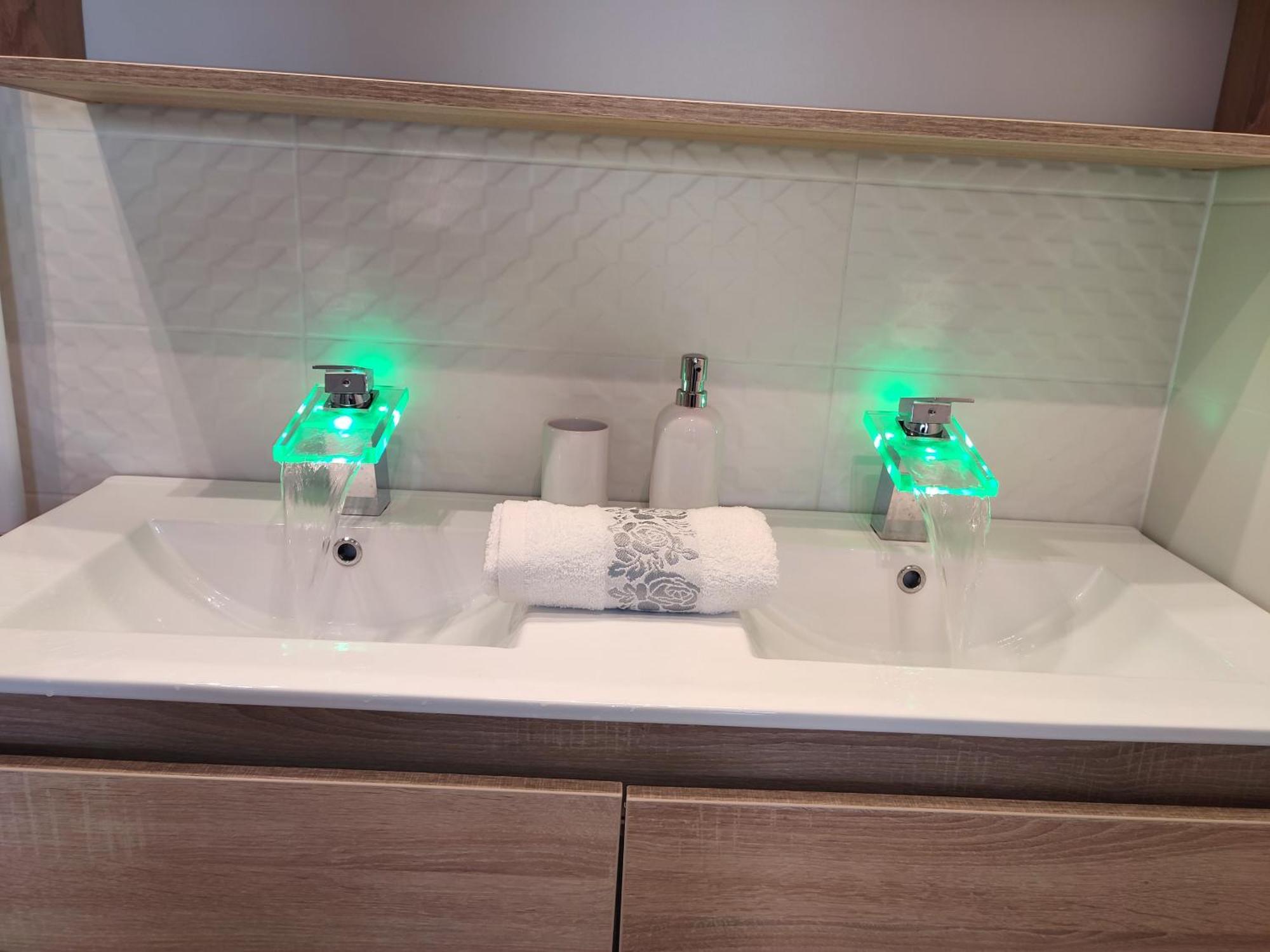 Gamma Apartmanok Es Jakuzzi Мисколк Стая снимка
