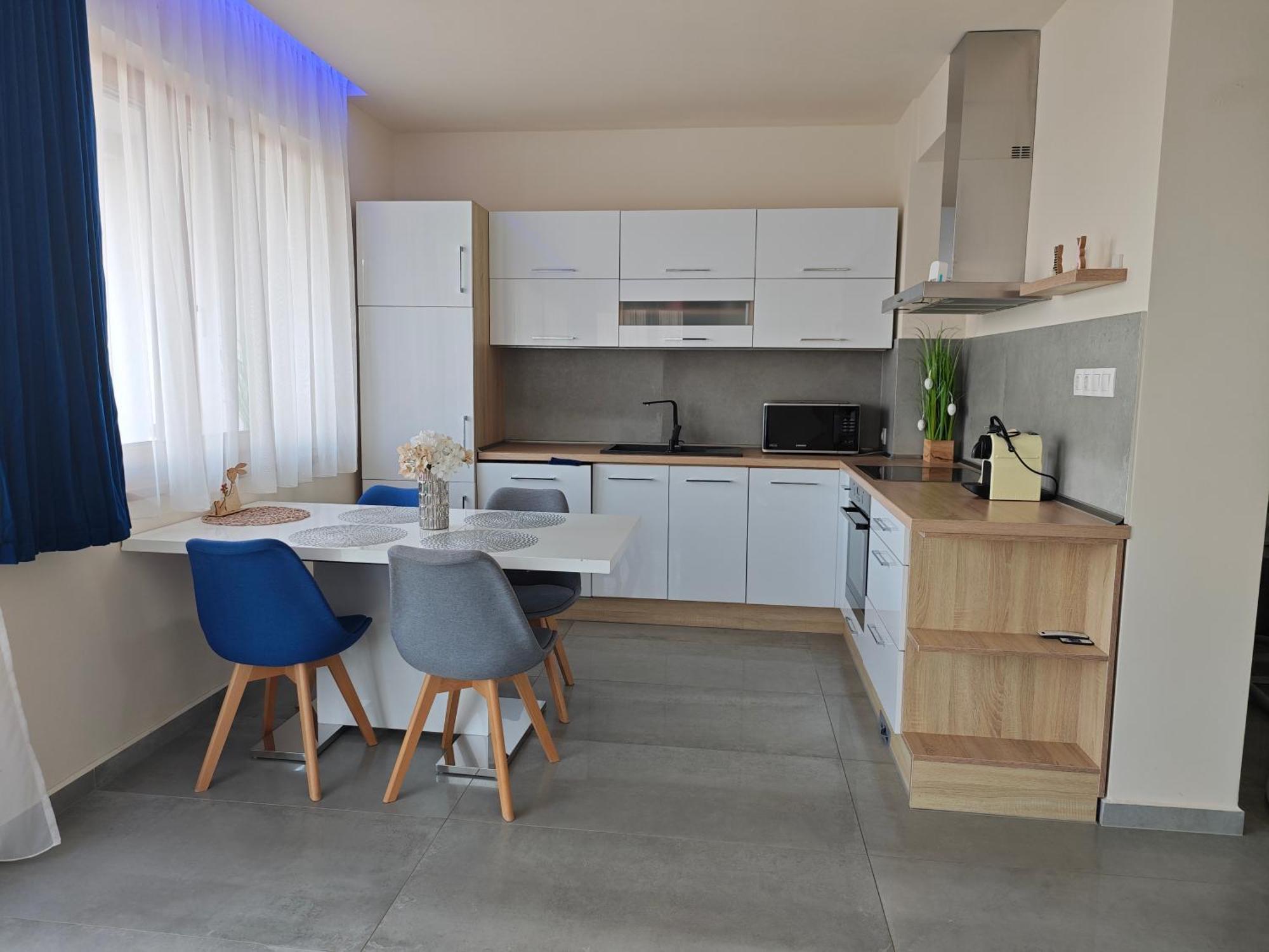 Gamma Apartmanok Es Jakuzzi Мисколк Стая снимка